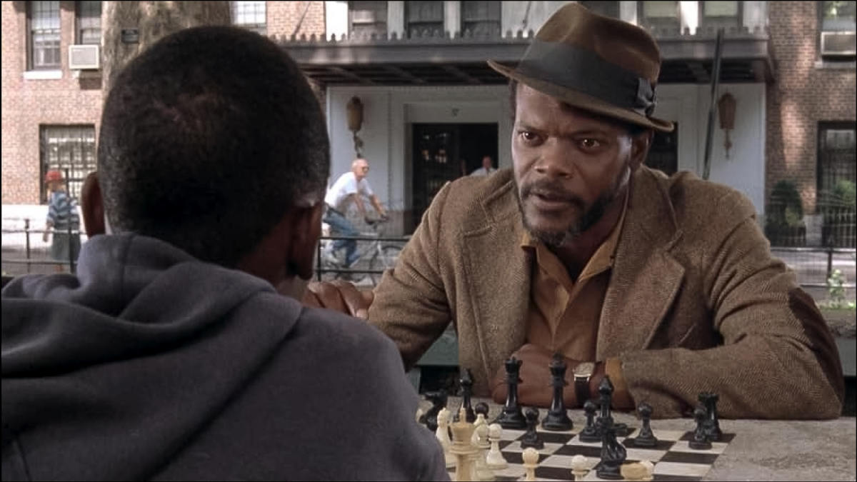 Samuel L. Jackson as Sam, and Sean Nelson as Fresh, playing chess in the park.